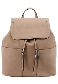 Beige mockask ryggsäck med en vikt topp, två framfickor och snörstängning. Har svarta accenter och sömnadsdetaljer.