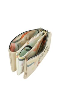 Cartera de múltiples compartimentos; exterior beige suave, secciones forradas de tela con patrones abstractos coloridos; herrajes plateados y cierres de cremallera.