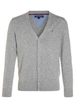 Cardigan gris de manga larga con botones, cuello en V, puños y dobladillo acanalados, y pequeño logo de Tommy Hilfiger en el pecho.