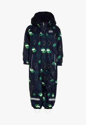 Marineblauwe kindersneeuwoverall met kap, groen en geel speelgoedtreintje, boom- en blokpatronen, ritssluiting aan de voorkant en reflecterende strepen op de benen.