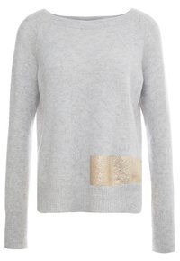 Vaaleanharmaa neulepusero, jossa on leveä kaula-aukko ja kultainen metallinen läiskä vasemmassa alareunassa. Pehmeä rakenne ja pitkät hihat.