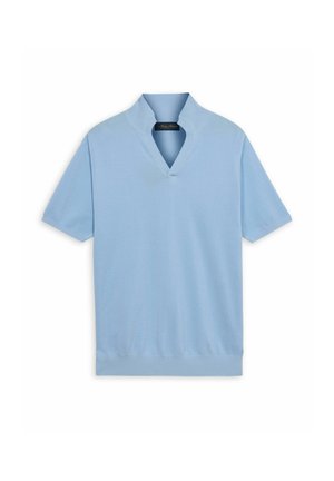 Maglietta azzurra chiaro a maniche corte in maglia con collo a V a coste e orlo a coste, distesa su uno sfondo bianco.