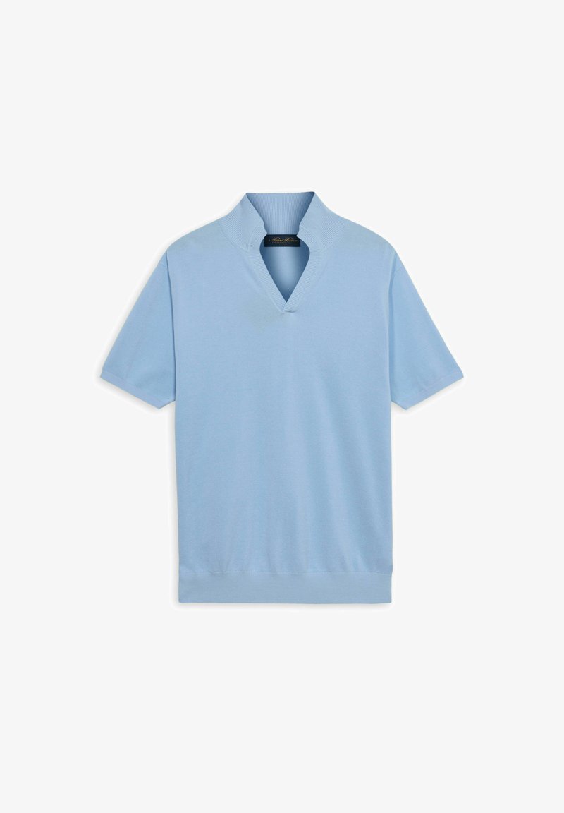 Chemise tricotée bleu clair à manches courtes avec un col en V côtelé et un ourlet côtelé, étalée à plat sur un fond blanc.