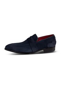 Mocasines de ante azul marino con una forma de punta definida, sutiles acentos decorativos y un revestimiento interior rojo en contraste. Suela plana de goma negra.