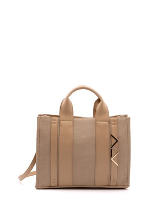Sac fourre-tout en toile beige avec des accents en cuir, double poignées supérieures et un logo en métal distinctif présentant des formes angulaires.
