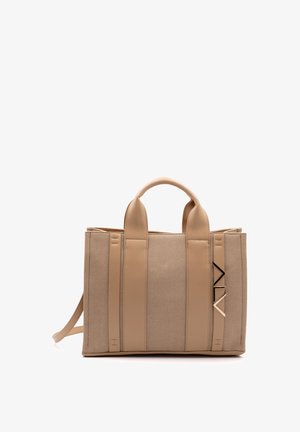Sac fourre-tout en toile beige avec des accents en cuir, double poignées supérieures et un logo en métal distinctif présentant des formes angulaires.