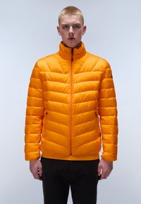 Giacca imbottita arancione con colletto alto, design trapuntato e chiusura con zip. Presenta due tasche laterali e una silhouette aderente.