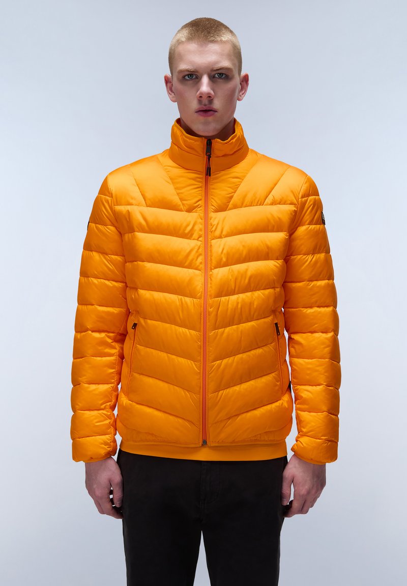 Giacca imbottita arancione con colletto alto, design trapuntato e chiusura con zip. Presenta due tasche laterali e una silhouette aderente.