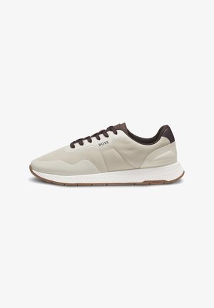 Beige- und brauner Sneaker mit niedrigem Schaft und Schnürung, aus strukturiertem Mesh, mit Gummisohle und "BOSS"-Logo an der Seite und der Sohle, seitlich dargestellt.