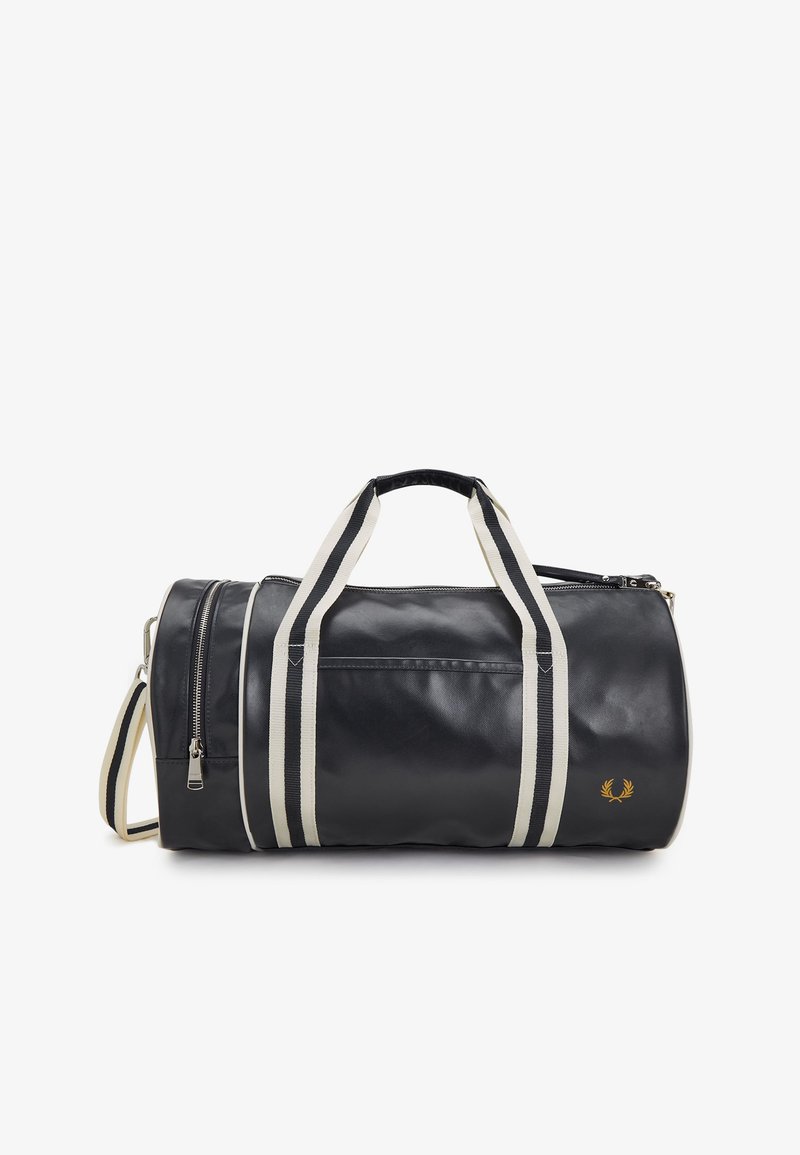Bolsa de deporte cilíndrica negra con asas y correa de hombro a rayas blancas y negras, compartimentos con cremallera y pequeño logo dorado en el lateral.
