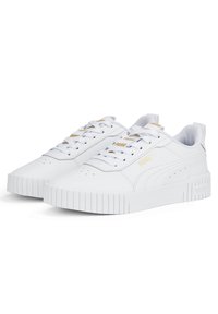 Zapatillas blancas con un acabado de cuero suave, suela de goma texturizada y cierre de cordones en la parte delantera. Acentuadas con un logotipo dorado en el lateral.