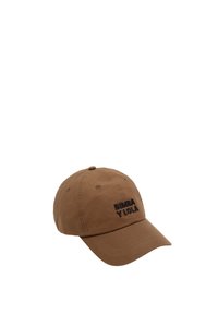Gorra de béisbol de algodón marrón con texto bordado en negro "BIMBA Y LOLA", que presenta un visor curvado y seis ojales de ventilación.