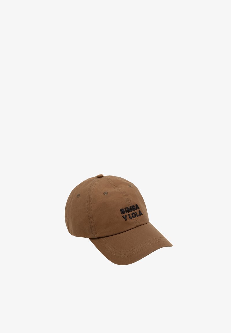 Gorra de béisbol de algodón marrón con texto bordado en negro "BIMBA Y LOLA", que presenta un visor curvado y seis ojales de ventilación.