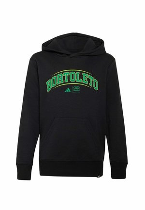Czarna bluza z kapturem z zielonym i żółtym napisem "BORTOLETO" łukowato umieszczonym na klatce piersiowej oraz małymi zielonymi logo Adidas i Audi poniżej.