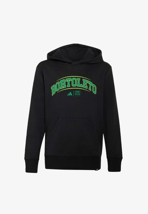 Schwarzer Kapuzenpullover mit grünem und gelbem "BORTOLETO"-Schriftzug, der sich bogenförmig über die Brust erstreckt, sowie kleinen grünen Adidas- und Audi-Logos darunter.