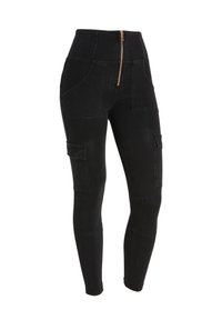 Pantaloni cargo neri a vita alta in denim, con chiusura a zip, due tasche frontali e due tasche cargo sui lati.