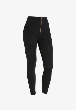 Mustat korkeavyötäröiset cargo-housut, jotka on valmistettu denimistä, varustettuna vetoketjukiinnityksellä, kahdella etutaskulla ja kahdella sivutaskulla.