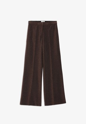 Braune weit geschnittene Hose mit einem subtilen Schimmer, die eine glatte Textur aufweist und zwei vordere Falten für zusätzliche Form hat. Keine sichtbaren Beschläge oder Akzente.