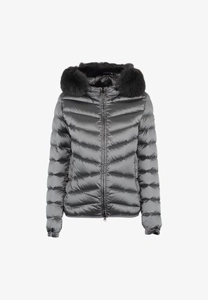 Szara kurtka puchowa z suwakowym zapięciem i kapturem wyłożonym sztucznym futrem. Posiada poziome przeszycia i elastyczne mankiety. Gładki, błyszczący materiał.