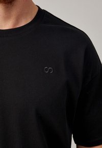 SNOCKS T-shirt basic - schwarz