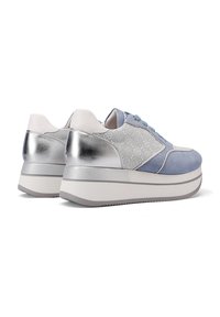 Sneakers platform blu e argento con dettagli in suede e metallici, caratterizzati da lati grigi texture, punta arrotondata e design con lacci.