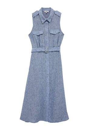 Robe midi en chambray bleu sans manches avec boutonnière à l'avant, col à revers, poches à rabat sur la poitrine et ceinture assortie avec boucle rectangulaire.