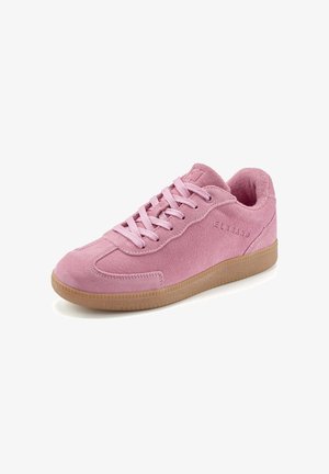 Pinkfarbener Wildleder-Sneaker mit passenden Schnürsenkeln und gummierter Laufsohle, Seiten- und Frontansicht mit eingeprägtem Markennamen an der Seite.
