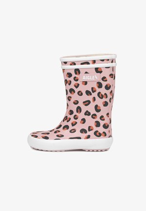 Pinkfarbener Gummiregenstiefel mit schwarzen und braunen Leopardenflecken, weißer Sohle und Aigle-Markenetikett an der Oberseite.