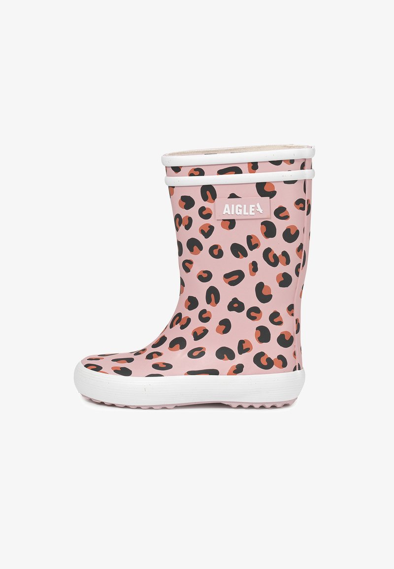 Pinkfarbener Gummiregenstiefel mit schwarzen und braunen Leopardenflecken, weißer Sohle und Aigle-Markenetikett an der Oberseite.