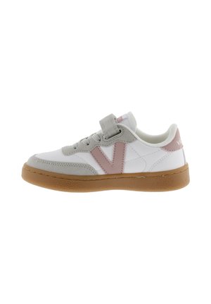 Scarpa da ginnastica bianca e grigia con logo V rosa, chiusura in velcro, lacci e suola in gomma marrone, mostrata di profilo su sfondo bianco.