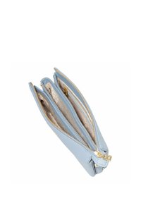 Portafoglio in pelle di colore blu chiaro con tre scomparti con zip, caratterizzato da accessori in oro e foderato con un interno testurizzato.