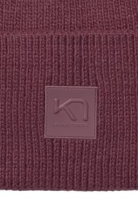 Neulottu pipo syvässä burgundinvärissä, jossa on teksturoitu ribbikuvio ja neliönmuotoinen nahkapatch, johon on präntätty brändin logo.