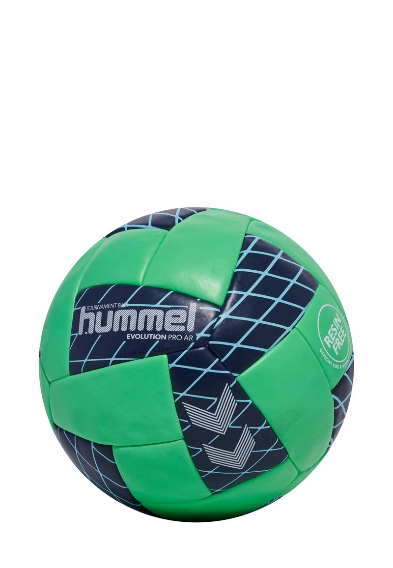 Grön och marinblå handboll med en strukturerad yta, som har ett vävt mönster och en logotyp. Har vita accentpilar och en etikett med "resin free".