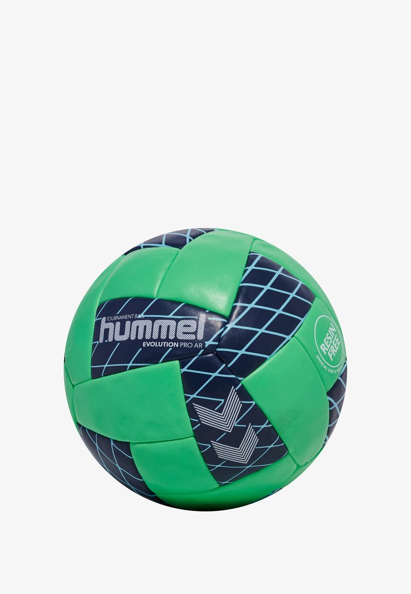 Grön och marinblå handboll med en strukturerad yta, som har ett vävt mönster och en logotyp. Har vita accentpilar och en etikett med "resin free".