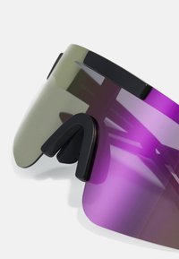 Lunettes de soleil au design de visière oversized. Teinte dégradée de vert à violet, matériel noir et accents courbés distinctifs sur les côtés.
