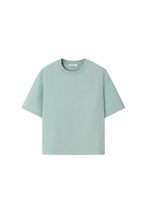 T-shirt vert clair à manches courtes et col rond avec un ourlet droit, présenté sur un fond blanc.