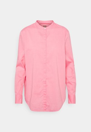 Chemise rose à manches longues avec boutons, col mao et boutons cachés, présentée sur fond clair uni.