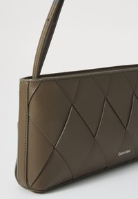 Calvin Klein ELONGATED SHOULDER BAG - Håndveske - teak