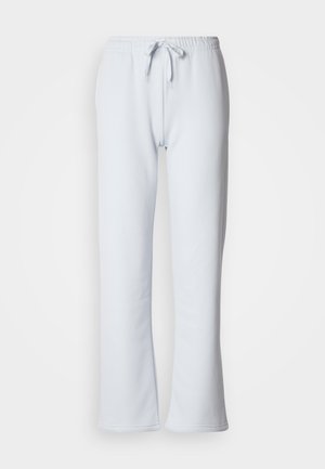 Pantaloni de trening albastru deschis, cu talie elastică și șnur, având un design cu picioare drepte și o textură moale a materialului.