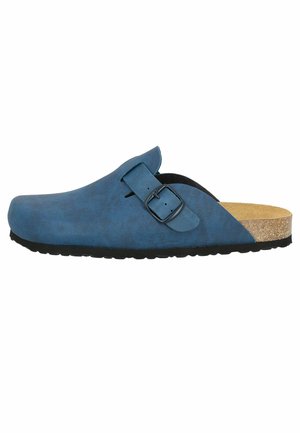 Blauer Slip-On-Clog mit verstellbarem Schnallenriemen, Kork-Fußbett und schwarzer, strukturierter Sohle, seitlich auf weißem Hintergrund dargestellt.