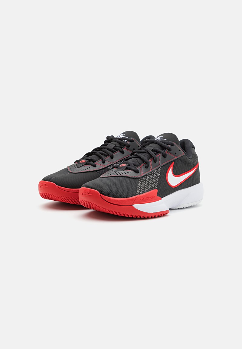 Par de zapatillas Nike Zoom en negro y rojo con mediasoles blancos, suelas rojas y logotipos de swoosh blancos de Nike a los lados.