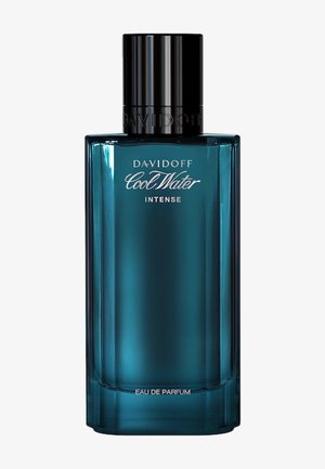 Flacon en verre bleu de Davidoff Cool Water Intense eau de parfum avec un bouchon noir sur fond blanc.