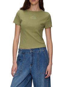 Olijfgroen getailleerd T-shirt met korte mouwen, ribbelstructuur, ronde hals, met een zonafbeelding van kleine studs op de voorkant.