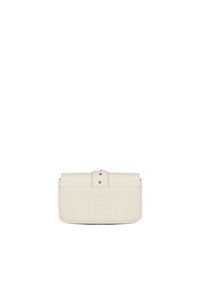 Borsa a mano in pelle bianca di forma rettangolare, con chiusura a patta, borchie decorative e logo testurizzato sul fronte.
