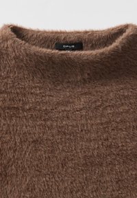 Brauner Strickpullover mit weicher, flauschiger Textur, ausgestattet mit einem Rundhalsausschnitt und einem Etikett mit "OPUS", Größe 36.