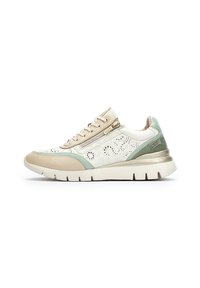 Zapatillas de cuero blanco, beige y verde menta con diseño perforado, herrajes dorados y suela blanca gruesa. Cuenta con una cremallera lateral.