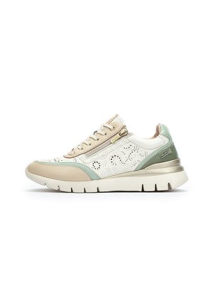 Baskets en cuir blanc, beige et vert menthe avec un design perforé, des garnitures dorées et une semelle blanche épaisse. Présente une fermeture éclair sur le côté.