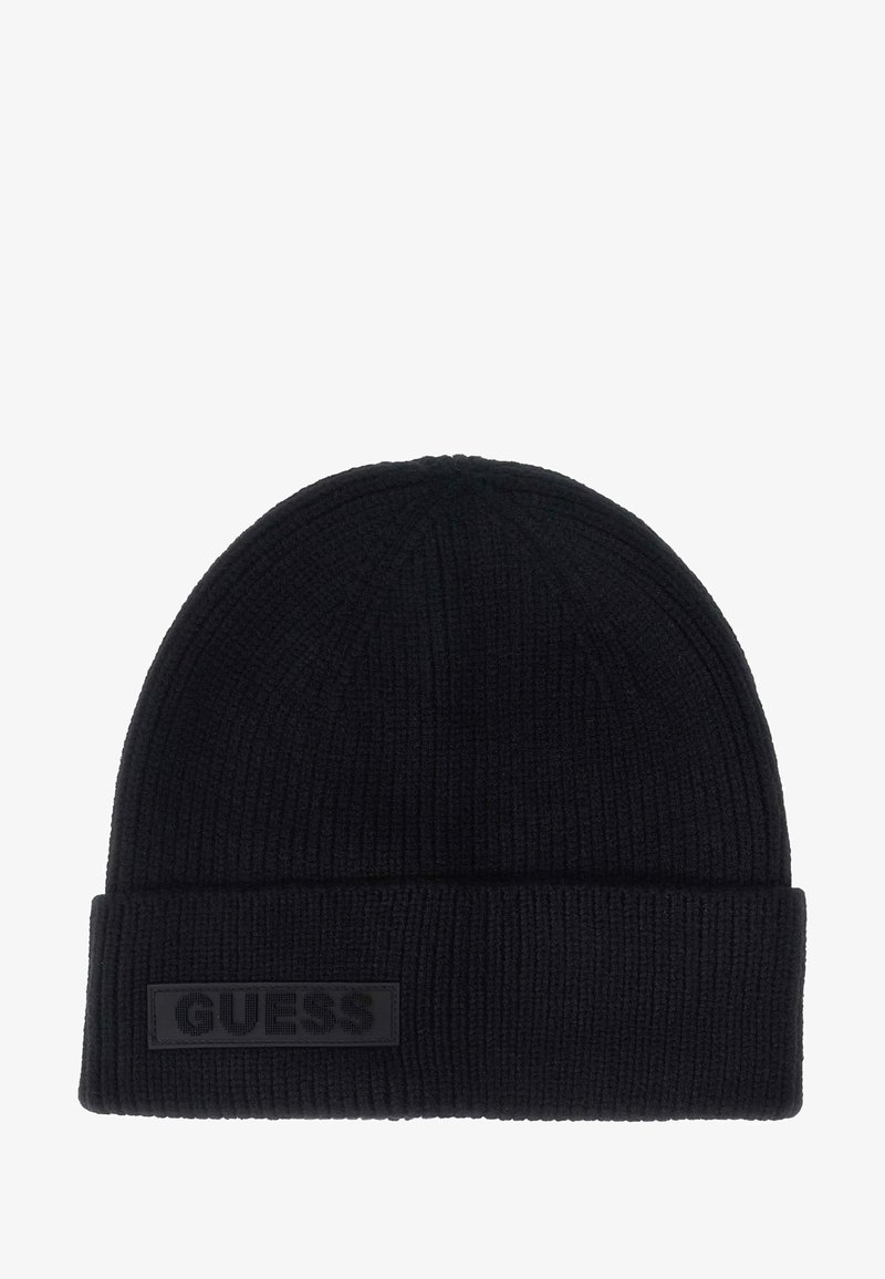 Berretto nero lavorato a maglia con texture a coste, caratterizzato da un risvolto piegato e una toppa rettangolare nera con la scritta "GUESS" in rilievo sulla parte anteriore.