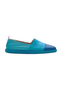 Scarpa slip-on in pelle blu con punta rotonda e cappuccio blu scuro a contrasto. Presenta una suola blu testurizzata con macchie e un anello rosso sul tallone.