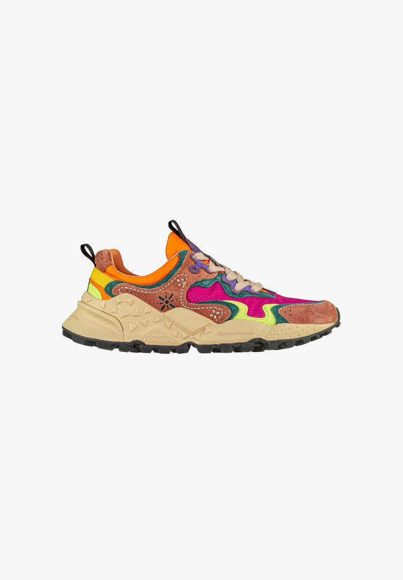 Sneaker colorato caratterizzato da un mix di materiali in suede e tessuto, con una suola chunky beige, accenti vivaci e una tomaia texturizzata.